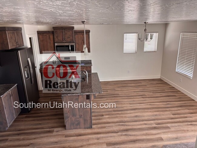 Building Photo - 4 bed / 2.5 bath / 2 car Desert Canyons house