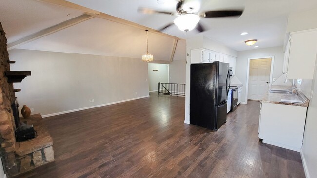 Building Photo - Great Basement home with tons of room