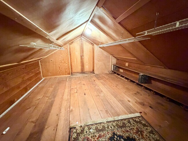 Building Photo - Charming Craftsman in Phinney Ridge - AVAILABLE NOW!