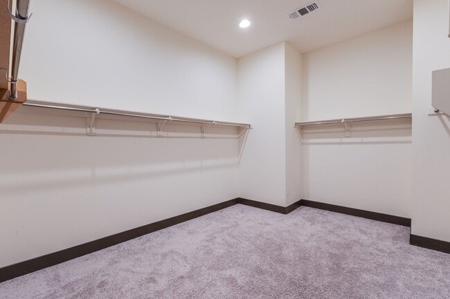 Building Photo - Stunning 5Bed/4.5 Bath home located in a prestigious guard gated community in Summerlin