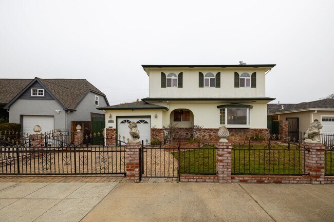 Building Photo - Large updated home in San Mateo Village!