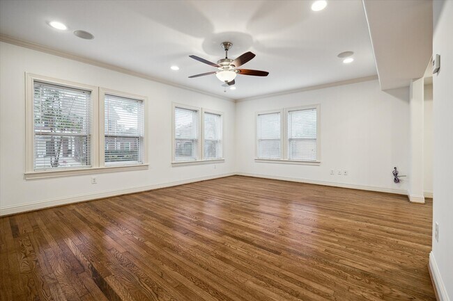 Building Photo - 1909 W Lamar St