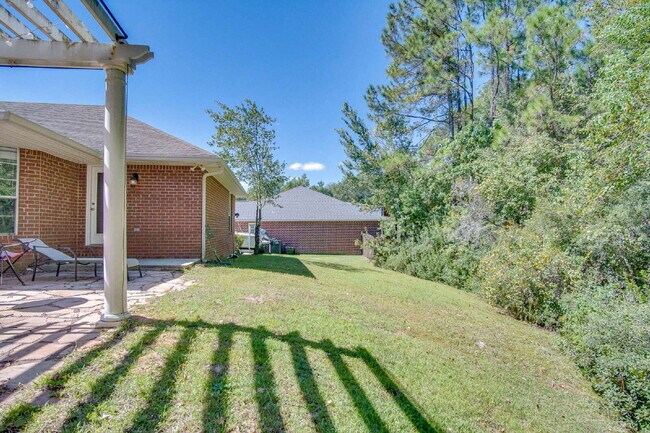 Building Photo - Spacious Pace Home with Office, Fireplace & Pergola