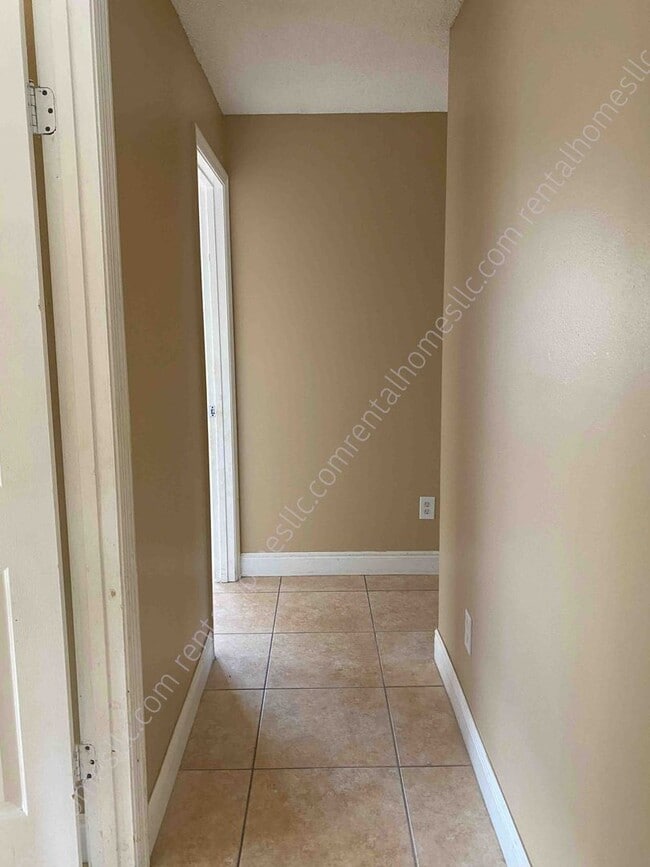 Building Photo - Three Bedroom Home, Walking Distance to Ne...