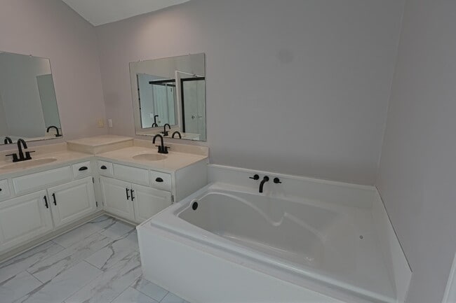 Building Photo - 1915 Sunrise Dr