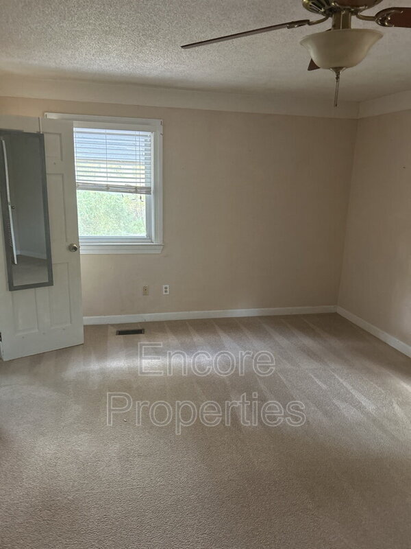 Building Photo - 1916 S Main St