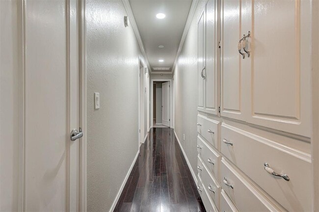 Building Photo - 9009 Lakeaire Dr