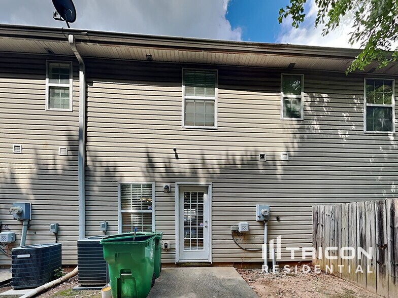 Building Photo - 1570 Eastern Sunrise Ln