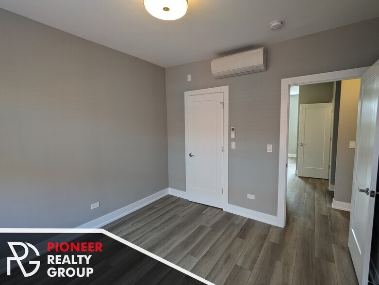 Building Photo - 3943 N Janssen Ave