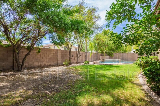 Building Photo - 463 W Canary Way