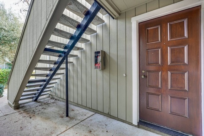 Building Photo - 2/2 Downstairs Condo in a Great Location Nestled Behind EBAY in The Hamilton Corners Community