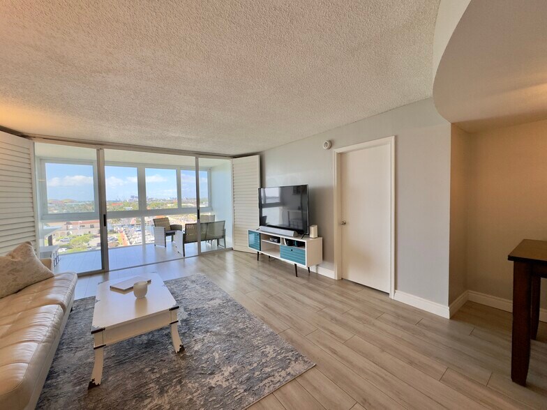 Building Photo - 301 Lake Shore Dr
