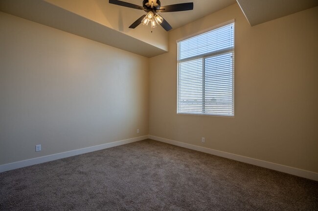 Building Photo - Newer Townhome Near Utah Tech