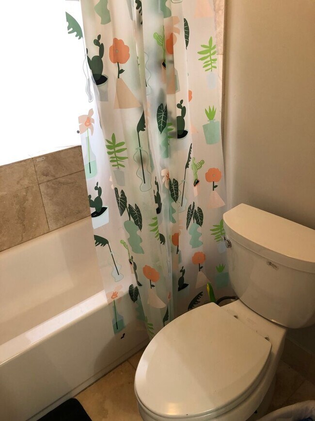 Building Photo - Updated 4 Bed / 2 Bath - Quiet Location, P...