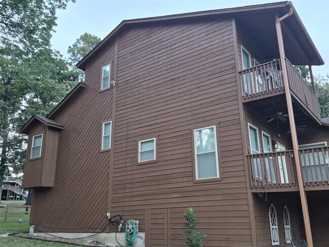 Building Photo - 330 Holiday Ln