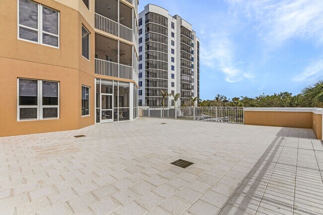 Building Photo - SPECTACULAR CUSTOM DESIGNED REMODELED 3 BR, 2 BTH