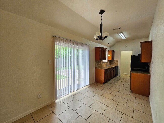 Building Photo - AVAILABLE NOW!