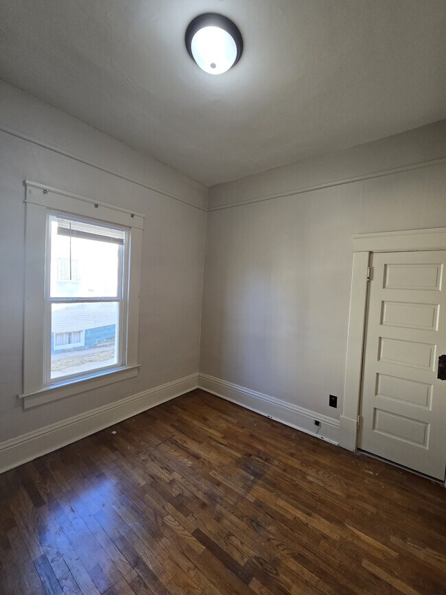 Building Photo - 517 S Vine St