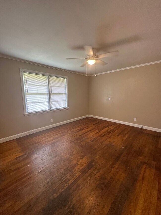 Building Photo - 4 Bed 2 Bath Brick House