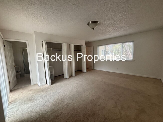 Building Photo - Beautiful three bedroom home in Carmel