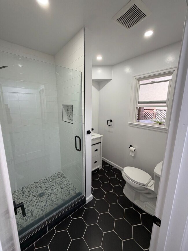 Building Photo - 128 Dartmouth Rd