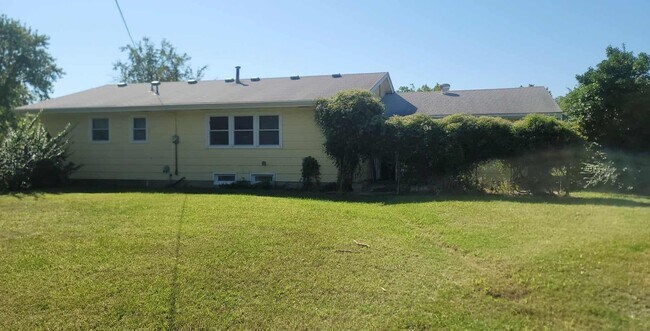 Building Photo - 2731 N Pershing Ct