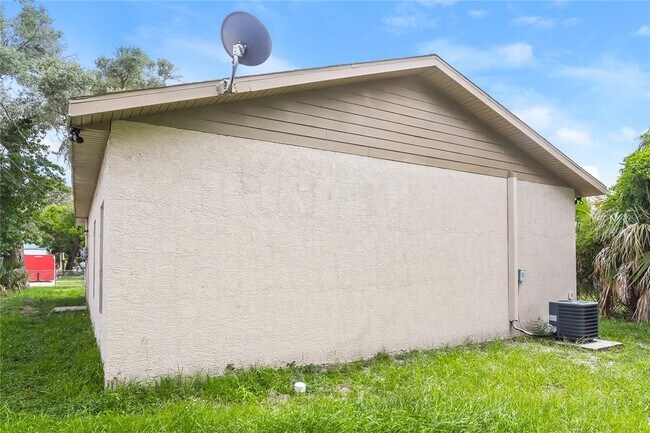 Building Photo - 1321 Melrose Ave S