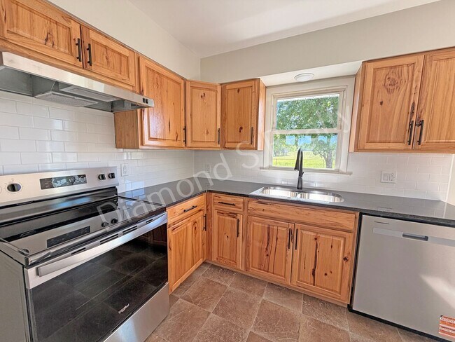 Building Photo - 5 Acres!! Country Home with Shop Building & Spacious Yard Available!