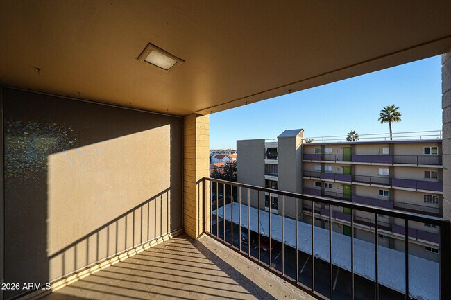 Building Photo - 353 E Thomas Rd