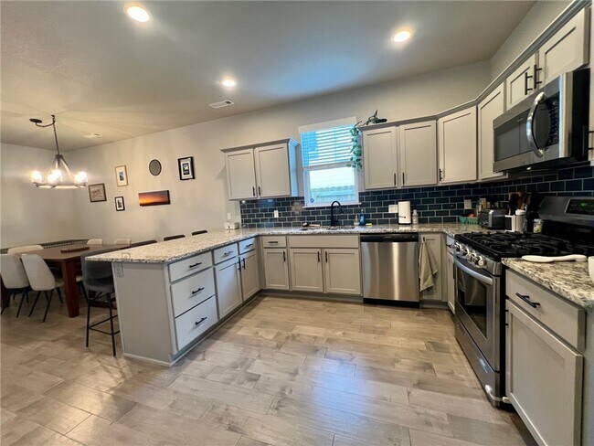 Building Photo - 1720 W Broadway Pl