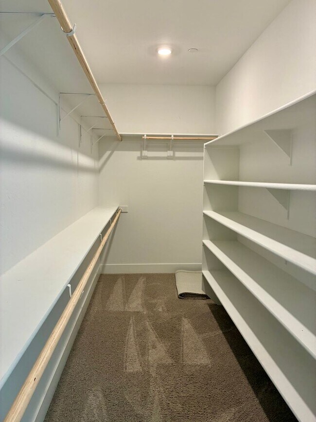 Building Photo - 2846 E Tamarind Dr