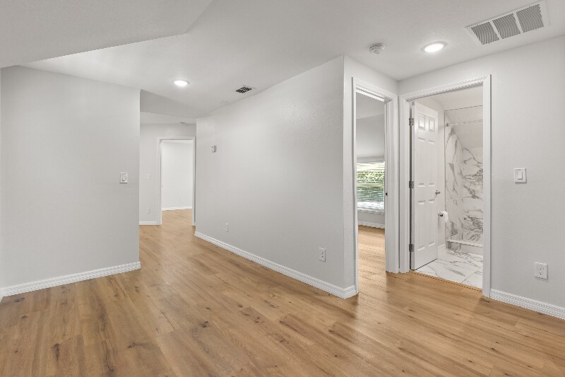 Building Photo - 1325 Cloverlawn Ave