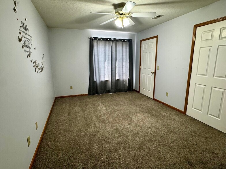 Building Photo - 3031 Holiday Ct