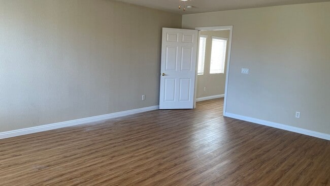 Building Photo - 2 STORY, 2,729 SQ FT HOME, 4 BEDROOMS, 3 BATHROOMS, A LOFT AND A 2 CAR GARAGE IN HENDERSON