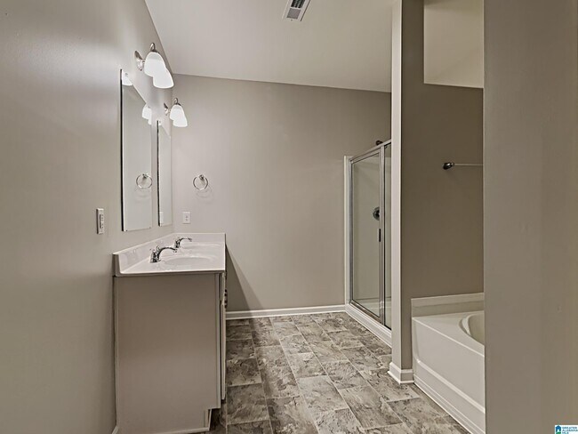 Building Photo - 1064 Park View Dr
