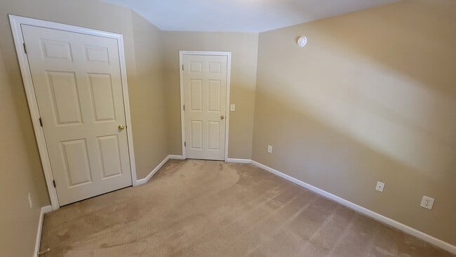 Building Photo - AVAILABLE NOW, $825 OFF FIRST FULL MONTH OF RENT!