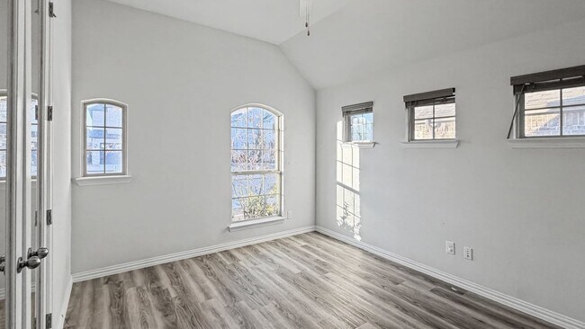 Building Photo - 16617 Hidden Cove Dr