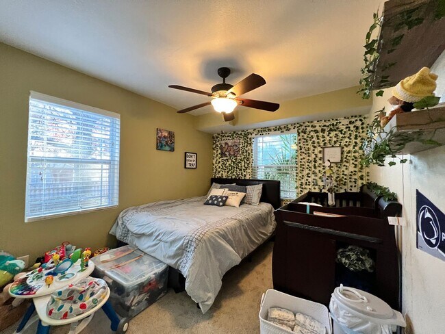 Building Photo - Spacious home with large yard & Detached G...