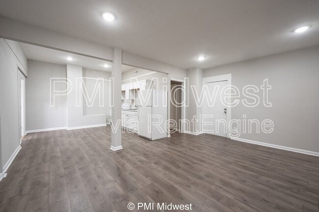 Building Photo - 5037 E 10th St