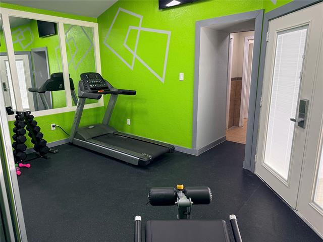 Building Photo - 2300 Bamboo Dr