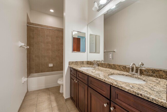 Building Photo - 172 Manor Cir