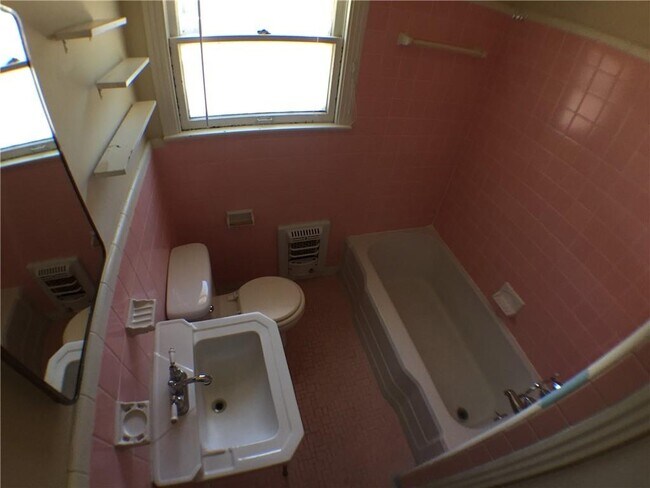 Building Photo - 2000 Schulle Ave