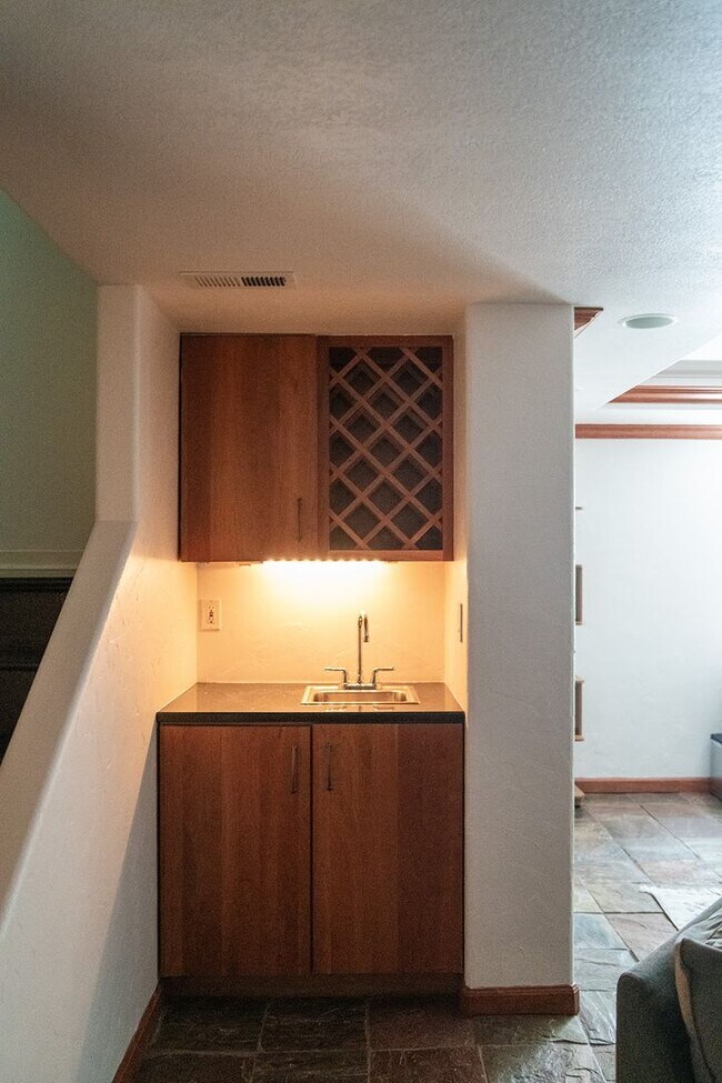 Building Photo - 2 BDR Gorgeous Updated Townhome with Huge Garden