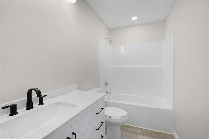 Building Photo - 135 Holly Creek Dr