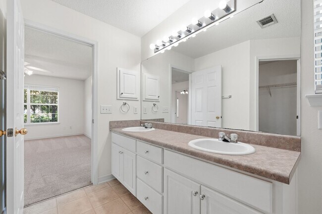 Building Photo - 2030 Hawthorne Dr