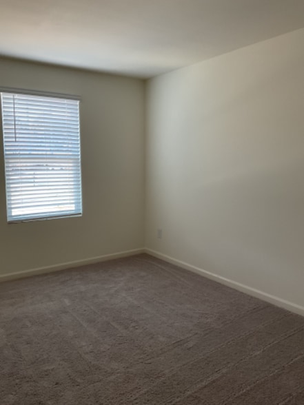 Building Photo - 305 Pond Ct