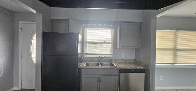 Building Photo - 2 BEDROOM / 2 BATH APARTMENT (GOLDEN KEY APARTMENTS) NEAR THE FLORIDA MALL