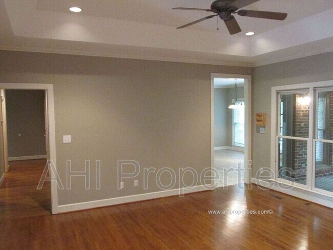 Building Photo - 6031 Rosemont Rd