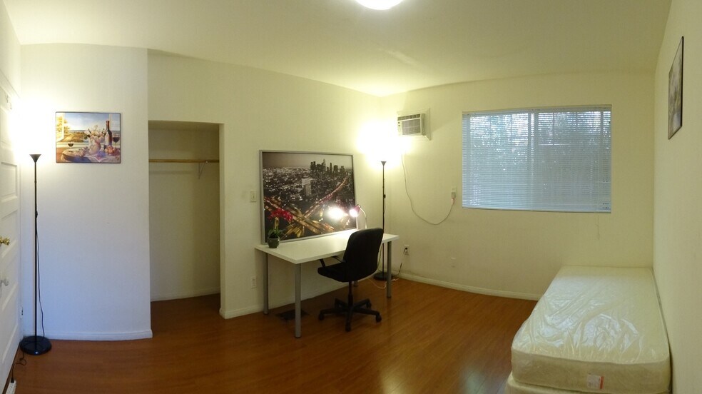 Building Photo - 1149 W 37th Pl