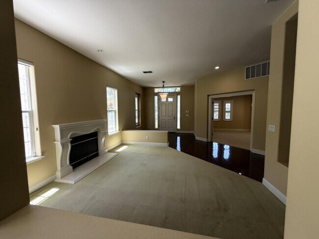 Building Photo - 128 Regent Dr
